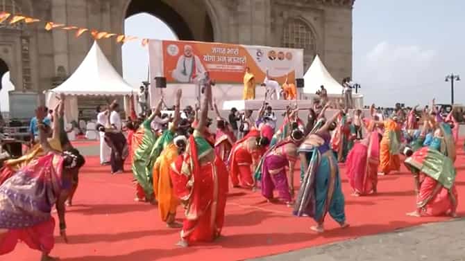 International Yoga Day 2023: ಸೀರೆಯುಟ್ಟು ಯೋಗ ಮಾಡಿದ ಮಹಿಳೆಯರು