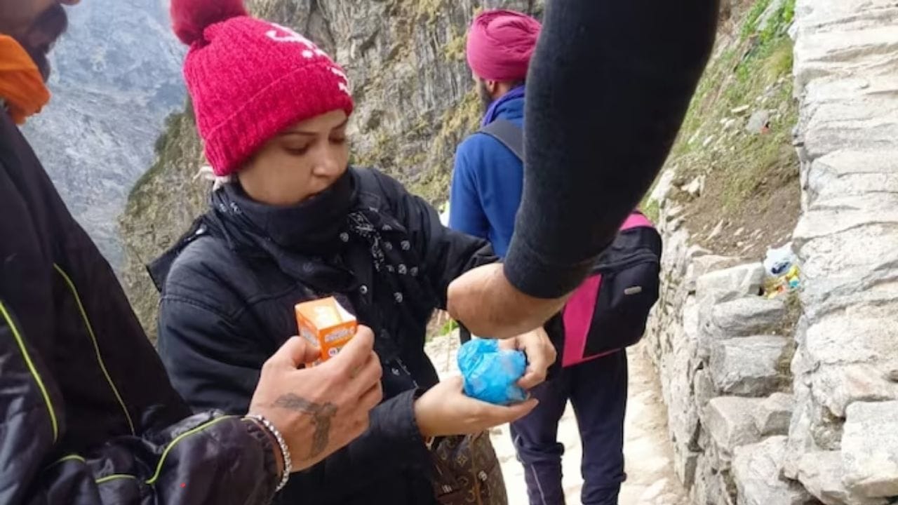 Daku Haseena: 10 ರೂ. ಜ್ಯೂಸ್ ಆಸೆಗೆ ಪೊಲೀಸರ ಬಲೆಗೆ ಬಿದ್ದ ಕಳ್ಳ ದಂಪತಿಗಳು, ಇವರು ದರೋಡೆ ಮಾಡಿ ಮೊತ್ತ ಎಷ್ಟು ಗೊತ್ತಾ? Daku Haseena: 10 ರೂ. ಜ್ಯೂಸ್ ಆಸೆಗೆ ಪೊಲೀಸರ ಬಲೆಗೆ ಬಿದ್ದ ಕಳ್ಳ ದಂಪತಿಗಳು, ಇವರು ದರೋಡೆ ಮಾಡಿ ಮೊತ್ತ ಎಷ್ಟು ಗೊತ್ತಾ?