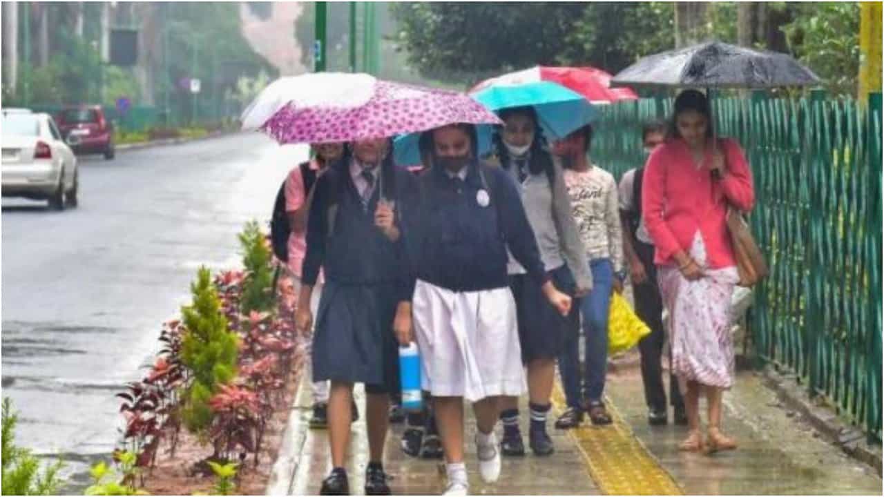 Mangaluru News: ಸರ್ಕಾರಿ ಶಾಲೆಗಳ ಬಡ ಮಕ್ಕಳಿಗೆ ಉಚಿತವಾಗಿ ಛತ್ರಿ ವಿತರಿಸುತ್ತಿದ್ದಾರೆ ಕರಾವಳಿಯ ಈ ಸ್ನೇಹಿತರು Mangaluru News: ಸರ್ಕಾರಿ ಶಾಲೆಗಳ ಬಡ ಮಕ್ಕಳಿಗೆ ಉಚಿತವಾಗಿ ಛತ್ರಿ ವಿತರಿಸುತ್ತಿದ್ದಾರೆ ಕರಾವಳಿಯ ಈ ಸ್ನೇಹಿತರು