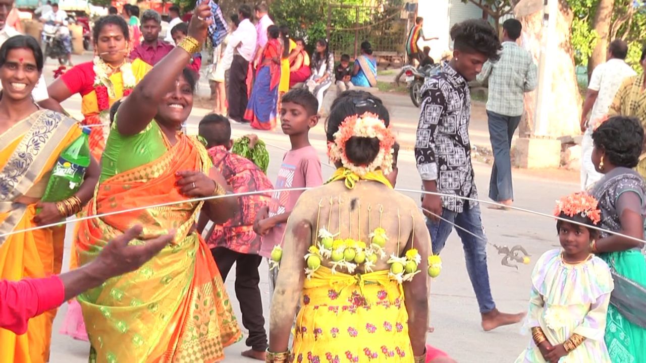 ಇಲ್ಲಿ ನೋಡಿ  ಮಾರುತಿ ವ್ಯಾನ್ ಎಳೆಯಲಾಗುತ್ತಿದೆ. ಅದರಲ್ಲೊಬ್ಬ ಚಾಲಕ ಕುಳಿತಿದ್ದಾನೆ. ಆದ್ರೆ ಆ ವಾನ್ ಬಂದ್ ಆಗಿದೆ. ಬೆನ್ನಿಗೆ ಕಬ್ಬಿಣ ಹುಕ್ ಗಳನ್ನ ದೇಹದೊಳಗೆ ಚುಚ್ಚಿಕೊಂಡು ಅದಕ್ಕೆ ಹಗ್ಗ ಕಟ್ಟಿ ಎಳೆಯುತ್ತಿದ್ದಾನೆ ಈ ವ್ಯಕ್ತಿ. ಇದನ್ನ ನೋಡಿದ್ರೆ ಯಾವುದೋ ಸ್ಪರ್ಧೆ ನಡೆಯುತ್ತಿದೆ  ಎಂದುಕೊಳ್ಳಬೇಡಿ. ಇದು ತಮಿಳು ಭಕ್ತರು ದೇವಿಗೆ ಅರ್ಪಿಸುವ ಹರಕೆಯಂತೆ. 
