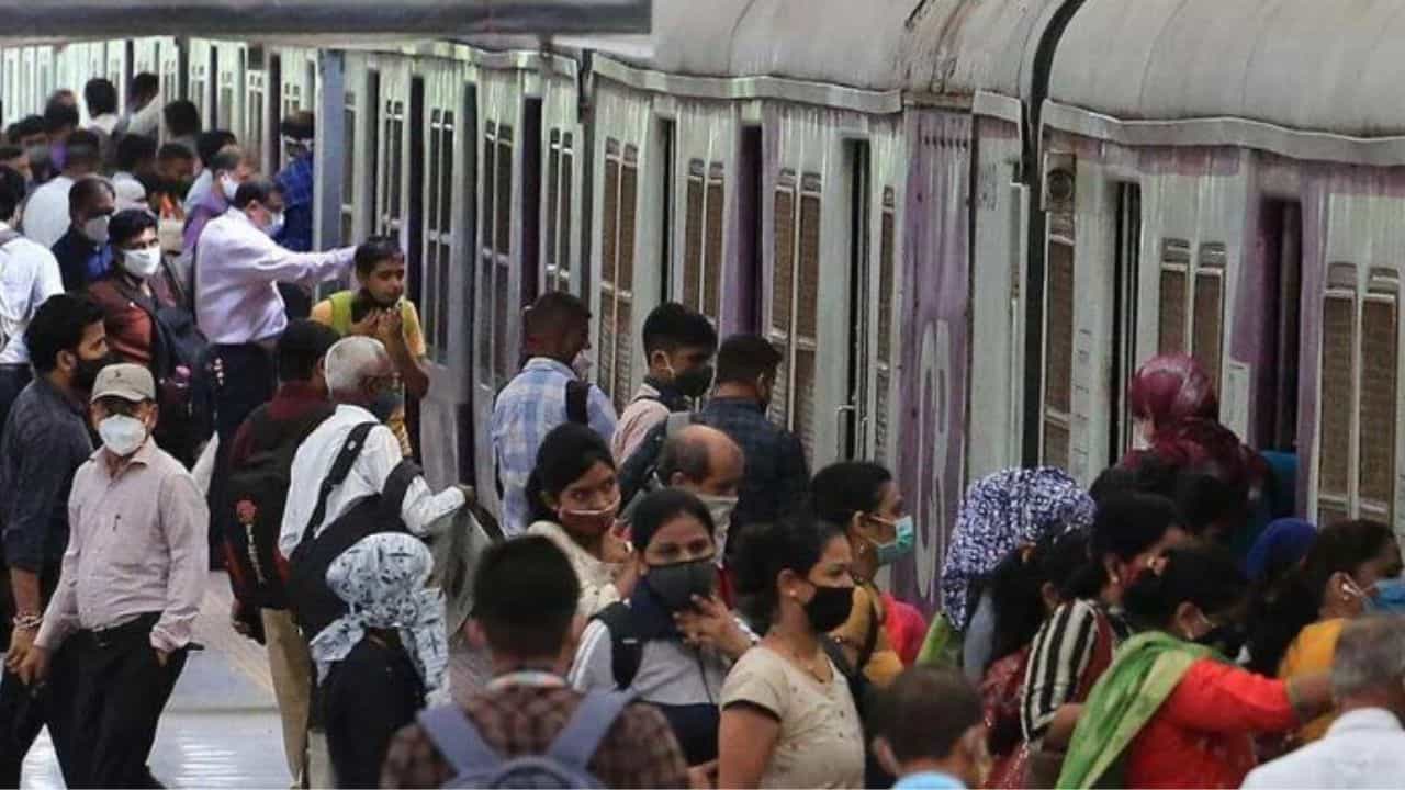 ಮುಂಬೈ ಲೋಕಲ್ ಟ್ರೈನ್: ಮಹಿಳೆಯರ ಕಂಪಾರ್ಟ್ಮೆಂಟ್ನಲ್ಲಿ ಏಕಾಂಗಿಯಾಗಿದ್ದ ಯುವತಿಗೆ ಲೈಂಗಿಕ ಕಿರುಕುಳ ಮುಂಬೈ ಲೋಕಲ್ ಟ್ರೈನ್: ಮಹಿಳೆಯರ ಕಂಪಾರ್ಟ್ಮೆಂಟ್ನಲ್ಲಿ ಏಕಾಂಗಿಯಾಗಿದ್ದ ಯುವತಿಗೆ ಲೈಂಗಿಕ ಕಿರುಕುಳ