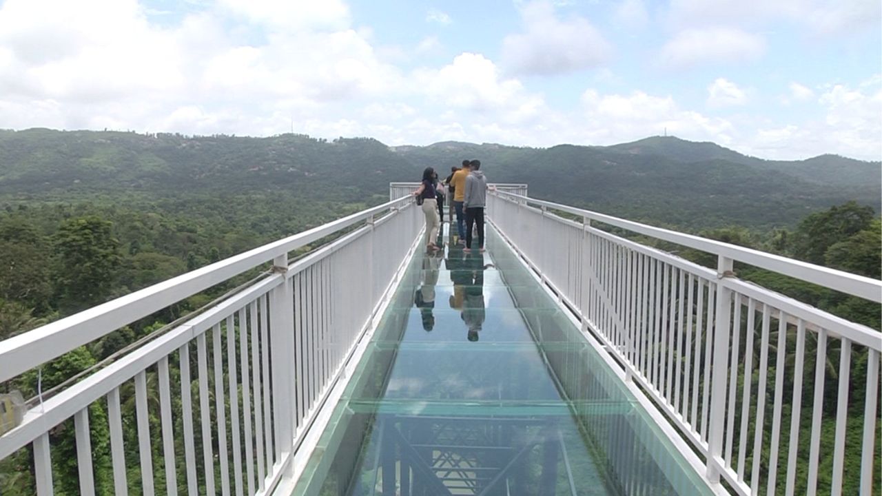 Madikeri Glass Skywalk bridge: ಸುಂದರ ಪರಿಸರದ ಮಧ್ಯೆಯಿರುವ ಮಡಿಕೇರಿಯು ಪ್ರವಾಸಿಗರನ್ನು ಕೈಬೀಸಿ ಕರೆಯಲು ಇತ್ತೀಚೆಗೆ ನಾನಾ ಸೌಕರ್ಯಗಳನ್ನು ಕಲ್ಪಿಸುತ್ತಿದೆ. ಪ್ರಕೃತಿಯ ಸ್ವರ್ಗ ತಾಣವಾದ ಮಡಿಕೇರಿಗೆ ಟೂರ್ ಹೋಗುವವರಿಗಾಗಿ ಇದು ಖುಷಿಯ ಸುದ್ದಿ. ಕಾಫಿ ನಾಡಿನ ಸುಂದರ ಪರಿಸರವನ್ನ ಥ್ರಿಲ್ ಆಗಿ ಎಂಜಾಯ್​ ಮಾಡ್ಬೇಕು ಅಂತಿದ್ದರೆ ನಿಜಕೂ ನಿಮಗೆ ಇದು ಖುಷಿ ಕೊಡುವ ವಿಚಾರವೇ ಸರಿ. ಹಾಗಾದ್ರೆ ಅದೇನದು ಅಂತಹ ಖುಷಿಯ ವಿಚಾರ ಅನ್ನೋದನ್ನ ನೀವೇ ನೋಡಿ..