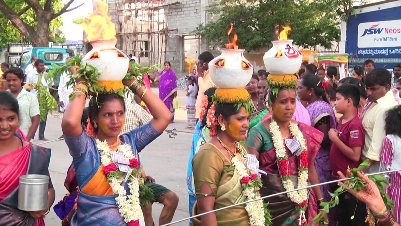 ಪುರುಷರಷ್ಟೆ ಅಲ್ಲಾ. ಮಹಿಳೆಯರೂ ಬಾಯಿ ವಸಡು, ಕೈ ಸೇರಿದಂತೆ ವಿವಿಧ ಕಡೆ ಭಾರಿ ಗಾತ್ರದ ಕಬ್ಬಿಣದ ಅಸ್ತ್ರಗಳನ್ನ ಹಾಕಿಕೊಂಡು  ಹರಕೆ ತೀರಿಸಿದರು. ಇವರೆಲ್ಲರ ಮಾತೃ ಭಾಷೆ ತಮಿಳು. ಶತಮಾನಗಳಿಂದ ದುಡಿಮೆ ಅರಸಿ ಬಂದು ದಾವಣಗೆರೆಯಲ್ಲಿ ನೆಲೆಸಿದ್ದಾರೆ. ಹೀಗೆ ಬಂದು ನೆಲೆಸಿದ ಅವರು ತಮ್ಮ ಆಚರಣೆಗಳನ್ನ ಇಂತಹ ಆಧುನಿಕ ಕಾಲದಲ್ಲಿಯೂ ಸಹ ಬಿಟ್ಟು ಕೊಟ್ಟಿಲ್ಲ!