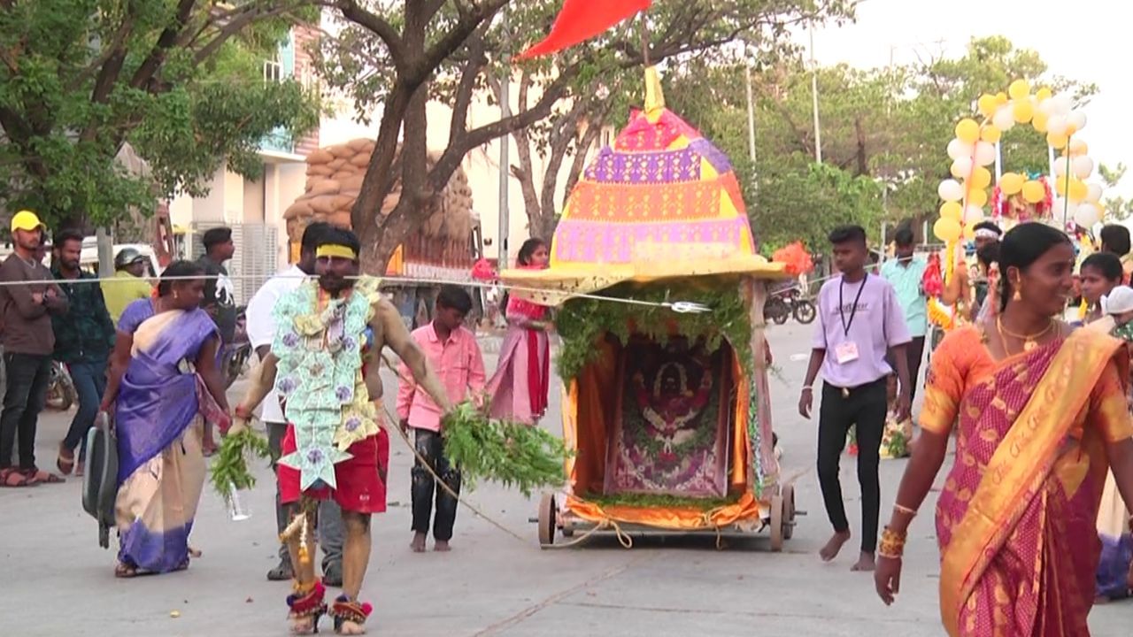 ನಾವು ನಿಮಗೆ ಇಲ್ಲಿ ತೊರಿಸುತ್ತಿರುವುದು ದಾವಣಗೆರೆ ನಗರದ ಶೇಖರಪ್ಪ ನಗರದಲ್ಲಿ ಇರುವ  ದೊಡ್ಡ ಮಾರಮ್ಮನ ಜಾತ್ರೆಯ ದೃಶ್ಯಗಳು. ಈ ಜಾತ್ರೆಯ ವಿಶೇಷ ಇನ್ನೂ ಇದೆ. ಇಲ್ಲೊಬ್ಬ ನೋಡಿ ದೇವಿಯನ್ನ ಚಕ್ರವಿಲ್ಲದ  ಬುಟ್ಟಿಯಿಂದ ಎಳೆದುಕೊಂಡು ಓಡುತ್ತಿದ್ದಾನೆ. ಇತನ ಬೆನ್ನಿಗೂ ಹುಕ್ ಗಳನ್ನ ಹಾಕಿ ಹಗ್ಗಕ್ಕೆ ಕಟ್ಟಲಾಗಿದೆ. 