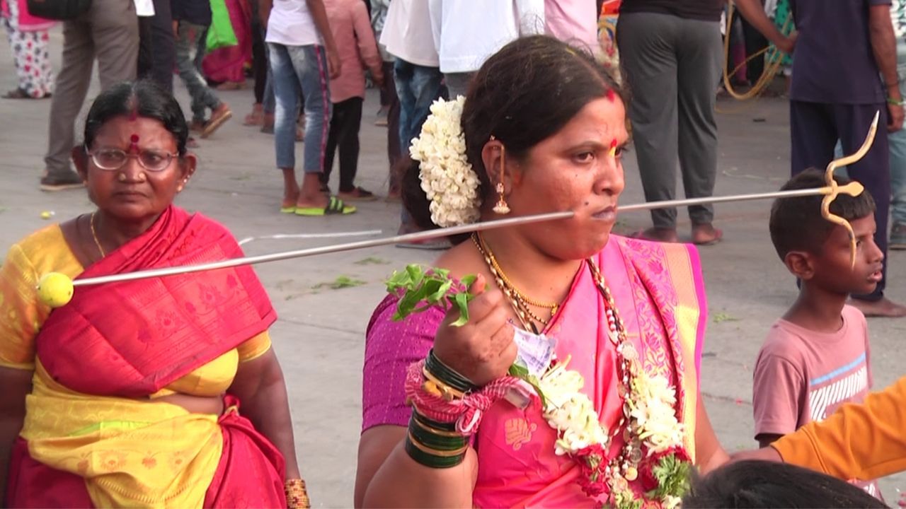 ಅದೊಂದು ವಿಚಿತ್ರ ಆಚರಣೆ. ಶತ ಶತಮಾನಗಳಿಂದ  ನಡೆದುಕೊಂಡು ಬಂದಿದೆ ಇಂತಹದೊಂದು ಹರಕೆ. ಇದನ್ನ ನೋಡಿದ ಜನರ ಎದೆ ಝಲ್  ಎನ್ನುವುದು  ಖಚಿತ. ಮಾಮೂಲಾಗಿ ದೇವಿಗಳಿಗೆ  ಕೋಳಿ- ಕುರಿ ಅಥವಾ ಕೋಣ ಬಲಿ ಕೊಟ್ಟು ಹರಕೆ ತಿರಿಸುವುದನ್ನ ನೋಡಿದ್ದೀರಿ. ಆದ್ರೆ ಇಲ್ಲಿನ ಭಕ್ತರೇ ವಿಚಾರವೇ ಬೇರೆ. ತಮಗೆ ತಾವೇ ಶಿಕ್ಷೆ ಕೊಟ್ಟುಕೊಂಡು ಅಪರೂಪದ ಹರಕೆ ತೀರಿಸುತ್ತಾರೆ. ಇಲ್ಲಿದೆ ನೋಡಿ ವಂಡರ್ ಹರಕೆ ಜಾತ್ರೆ  ಸ್ಟೋರಿ.