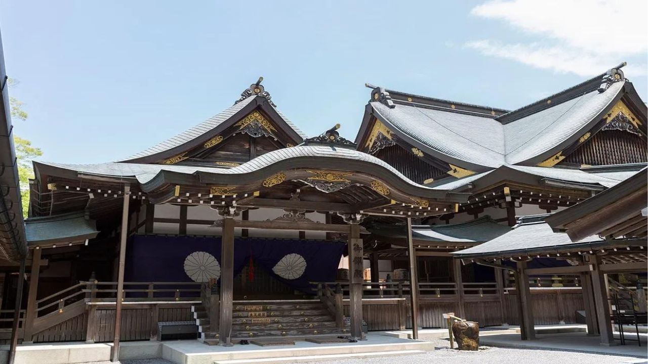 Ise Grand Shrine, Japan:  ಜಪಾನ್‌ನಲ್ಲಿ ಸುಮಾರು 8,000 ಆಧ್ಯಾತ್ಮಿಕ ಸ್ಥಳಗಳಿವೆ. ಅವುಗಳಲ್ಲಿ ಒಂದು ಐಸ್​ ಗ್ರ್ಯಾಂಡ್ ಪವಿತ್ರ ಸ್ಥಳ ಪ್ರದೇಶವಾಗಿದೆ. ಅಲ್ಲಿ ಜಪಾನಿನ ರಾಜಮನೆತನಕ್ಕೆ ಮಾತ್ರ ಅವಕಾಶವಿದೆ. 8ನೇ ಶತಮಾನದ ಹಿಂದಿನ ಶಿಂಟೋ ಸಂಪ್ರದಾಯಗಳು ಇಲ್ಲಿ ಆಚರಣೆಯಲ್ಲಿವೆ.
