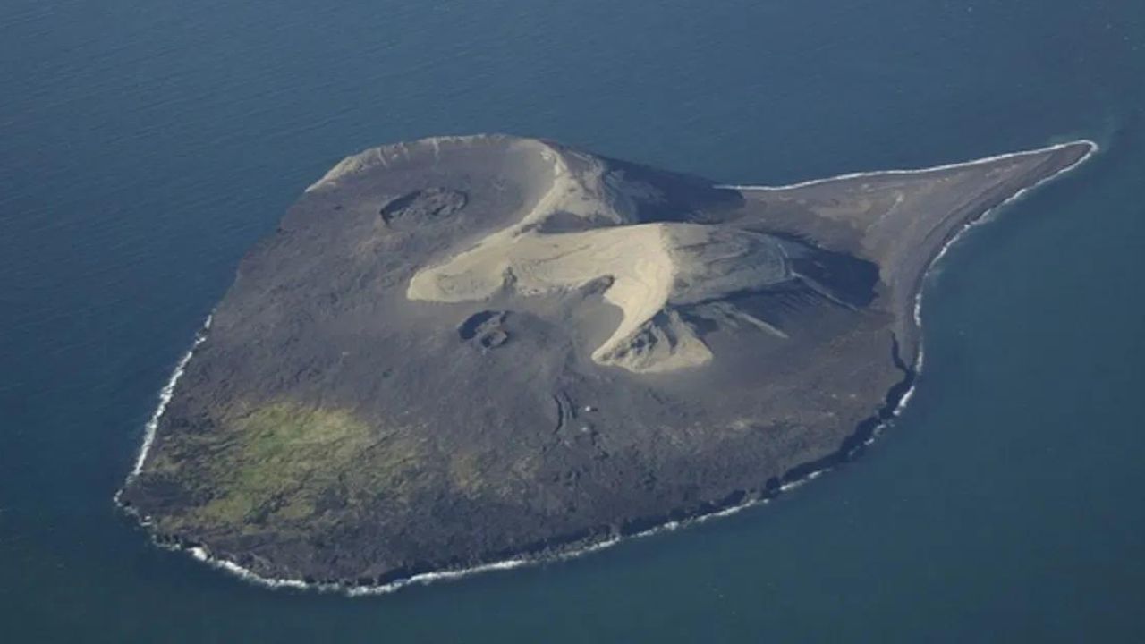 Surtsey Island, Iceland: ಸರ್ಸೆ ದ್ವೀಪ ನಾಲ್ಕು ವರ್ಷಗಳ ಜ್ವಾಲಾಮುಖಿ ಸ್ಫೋಟದಿಂದಾಗಿ ಈ ದ್ವೀಪವು ರೂಪುಗೊಂಡಿತು. ಇದು ಐಸ್​ಲ್ಯಾಂಡ್​ನ  ದಕ್ಷಿಣ ಭಾಗದಲ್ಲಿರುವ ಒಂದು ಸಣ್ಣ ದ್ವೀಪವಾಗಿದೆ. ಸದ್ಯ ಅಲ್ಲಿನ ಸರ್ಕಾರ ಕೆಲವೇ ವಿಜ್ಞಾನಿಗಳಿಗೆ ಅನುಮತಿ ನೀಡಿದೆ. ಅವರು ಅಲ್ಲಿನ ಪರಿಸರ ಕ್ರಮವನ್ನು ನಿರ್ಣಯಿಸುತ್ತಿದ್ದಾರೆ.
