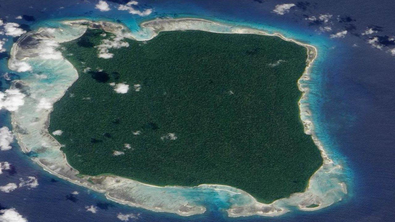 North Sentinel Island, India: ಉತ್ತರ ಸೆಂಟಿನೆಲ್ ದ್ವೀಪ ಅಂಡಮಾನ್‌ನಲ್ಲಿರುವ ಉತ್ತರ ಸೆಂಟಿನೆಲ್ ದ್ವೀಪವು ಸೆಂಟಿನೆಲ್ ಬುಡಕಟ್ಟು ಜನರ ನೆಲೆಯಾಗಿದೆ. ಇದು ನಿಷೇಧಿತ ದ್ವೀಪಗಳಲ್ಲಿ ಒಂದಾಗಿದೆ. ಇಲ್ಲಿನ ಜನರಿಗೆ ಹೊರಜಗತ್ತಿನ ಬಗ್ಗೆ ಗೊತ್ತಿಲ್ಲ. ಈ ದ್ವೀಪಕ್ಕೆ ಬರುವ ಈ ಬುಡಕಟ್ಟಿನ ಜನರು ಪ್ರವಾಸಿಗರ ಮೇಲೆ ಹಿಂಸಾತ್ಮಕವಾಗಿ ದಾಳಿ ಮಾಡುತ್ತಾರೆ. ಇದರ ಪರಿಣಾಮವಾಗಿ ಸೆಂಟಿನೆಲ್ ಬುಡಕಟ್ಟು ಜನಾಂಗದವರು ಈ ದ್ವೀಪಕ್ಕೆ ಹೋಗುವುದನ್ನು ಸರ್ಕಾರ ನಿಷೇಧಿಸಿದೆ.