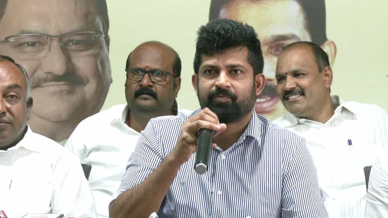 ಯಡಿಯೂರಪ್ಪ ಬಳಿಕ ಅಧಿಕಾರಕ್ಕೆ ಬಂದವರು ಮಾಡಿದ್ದೇನು? ಅವರಿಂದ ಅಧಿಕಾರ ಪಡೆದ ಅತಿರಥರು ಮಾಡಿದ್ದೇನು?: ಬೊಮ್ಮಾಯಿ ವಿರುದ್ಧ ಸಂಸದ ಪ್ರತಾಪ್ ಸಿಂಹ ವಾಗ್ದಾಳಿ ಯಡಿಯೂರಪ್ಪ ಬಳಿಕ ಅಧಿಕಾರಕ್ಕೆ ಬಂದವರು ಮಾಡಿದ್ದೇನು? ಅವರಿಂದ ಅಧಿಕಾರ ಪಡೆದ ಅತಿರಥರು ಮಾಡಿದ್ದೇನು?: ಬೊಮ್ಮಾಯಿ ವಿರುದ್ಧ ಸಂಸದ ಪ್ರತಾಪ್ ಸಿಂಹ ವಾಗ್ದಾಳಿ