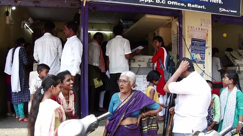Guarantee schemes: ಕಾಂಗ್ರೆಸ್ ಸರ್ಕಾರದಿಂದ ಬಿಟ್ಟಿ ಭಾಗ್ಯ, ಜನ ದೈನಂದಿನ ಕೆಲಸ ಬಿಟ್ಟು ಸೈಬರ್ ಕೆಫೆಗಳ ಮುಂದೆ ಸಾಲುಗಟ್ಟಿ ನಿಂತಿದ್ದಾರೆ! ಯಾಕೆ ಗೊತ್ತಾ?
