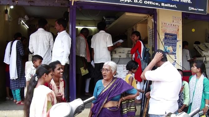 Guarantee schemes: ಕಾಂಗ್ರೆಸ್ ಸರ್ಕಾರದಿಂದ ಬಿಟ್ಟಿ ಭಾಗ್ಯ, ಜನ ದೈನಂದಿನ ಕೆಲಸ ಬಿಟ್ಟು ಸೈಬರ್ ಕೆಫೆಗಳ ಮುಂದೆ ಸಾಲುಗಟ್ಟಿ ನಿಂತಿದ್ದಾರೆ! ಯಾಕೆ ಗೊತ್ತಾ? Guarantee schemes: ಕಾಂಗ್ರೆಸ್ ಸರ್ಕಾರದಿಂದ ಬಿಟ್ಟಿ ಭಾಗ್ಯ, ಜನ ದೈನಂದಿನ ಕೆಲಸ ಬಿಟ್ಟು ಸೈಬರ್ ಕೆಫೆಗಳ ಮುಂದೆ ಸಾಲುಗಟ್ಟಿ ನಿಂತಿದ್ದಾರೆ! ಯಾಕೆ ಗೊತ್ತಾ?