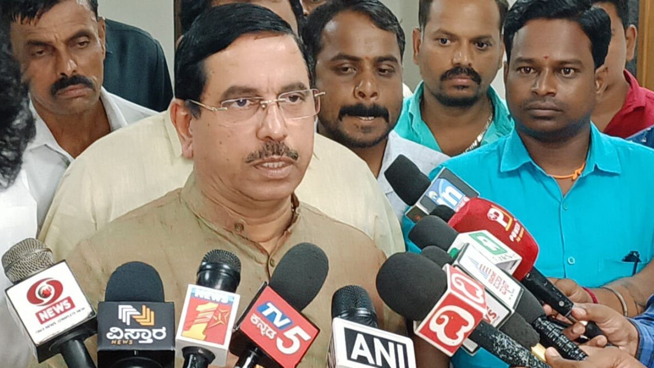 ಕಾಂಗ್ರೆಸ್ ಗ್ಯಾರಂಟಿಗಳ ಬಗ್ಗೆ ಕೇಂದ್ರ ಸಚಿವ ಪ್ರಲ್ಹಾದ್ ಜೋಶಿ ಎತ್ತಿರುವ ಈ ಪ್ರಶ್ನೆಗಳಿಗೆ ಕರ್ನಾಟಕ ಕಾಂಗ್ರೆಸ್ ಸರ್ಕಾರದ ಉತ್ತರವೇನು? ಕಾಂಗ್ರೆಸ್ ಗ್ಯಾರಂಟಿಗಳ ಬಗ್ಗೆ ಕೇಂದ್ರ ಸಚಿವ ಪ್ರಲ್ಹಾದ್ ಜೋಶಿ ಎತ್ತಿರುವ ಈ ಪ್ರಶ್ನೆಗಳಿಗೆ ಕರ್ನಾಟಕ ಕಾಂಗ್ರೆಸ್ ಸರ್ಕಾರದ ಉತ್ತರವೇನು?