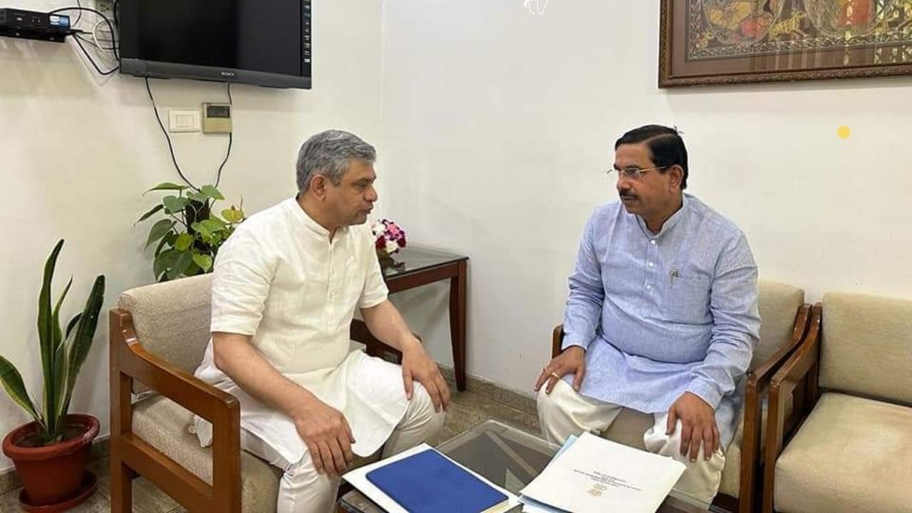 ಕರ್ನಾಟಕಕ್ಕೆ 2ನೆಯ ವಂದೇ ಭಾರತ್ ರೈಲು! ಜುಲೈಗೆ ಧಾರವಾಡ-ಬೆಂಗಳೂರು ವಂದೇ ಭಾರತ್ ಸಂಚಾರ ಆರಂಭ -ಕೇಂದ್ರ ಸಚಿವ ಪ್ರಲ್ಹಾದ್ ಜೋಶಿ ಕರ್ನಾಟಕಕ್ಕೆ 2ನೆಯ ವಂದೇ ಭಾರತ್ ರೈಲು! ಜುಲೈಗೆ ಧಾರವಾಡ-ಬೆಂಗಳೂರು ವಂದೇ ಭಾರತ್ ಸಂಚಾರ ಆರಂಭ -ಕೇಂದ್ರ ಸಚಿವ ಪ್ರಲ್ಹಾದ್ ಜೋಶಿ