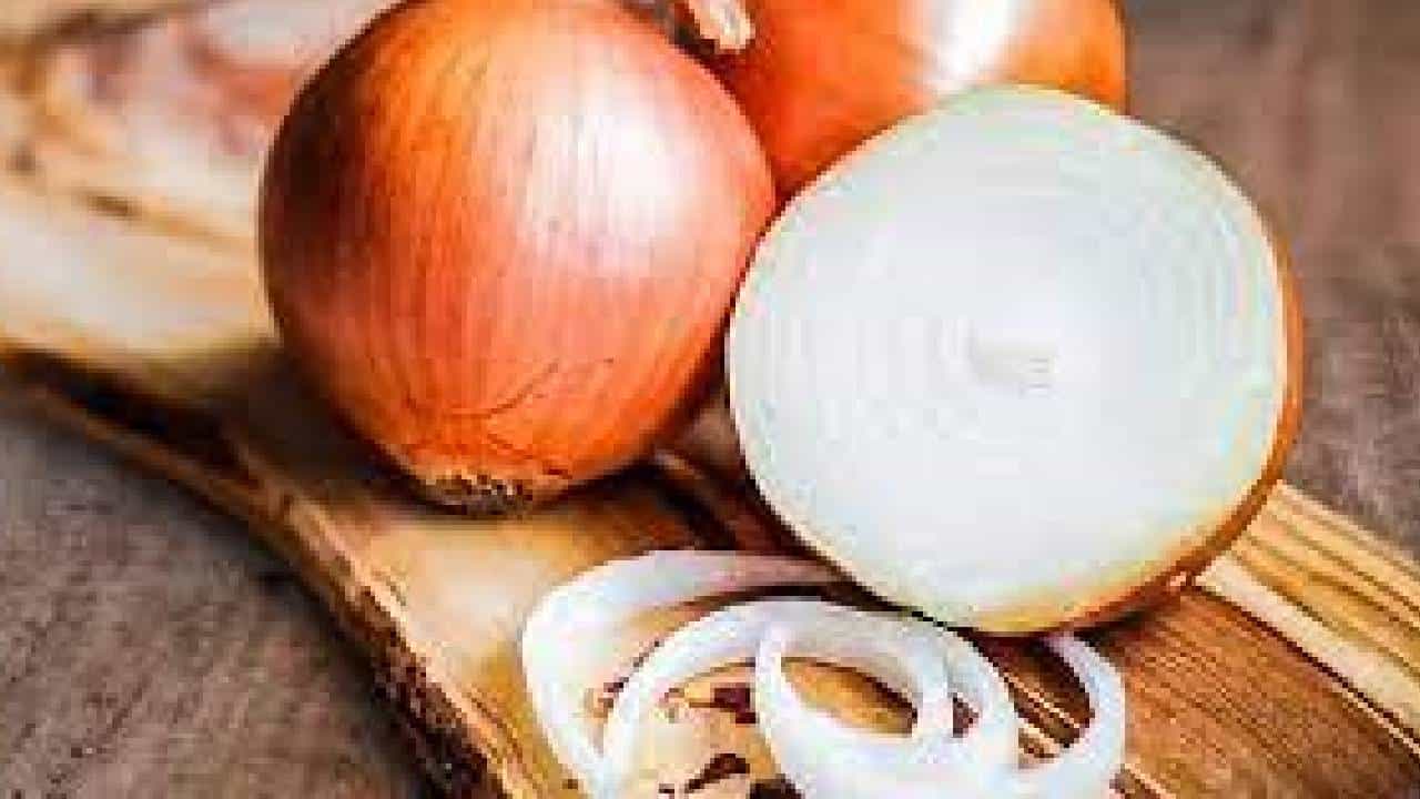Raw Onion: ಹಸಿ ಈರುಳ್ಳಿ ಸೇವಿಸುವುದರಿಂದ 10 ಅರೋಗ್ಯ ಪ್ರಯೋಜನಗಳು Raw Onion: ಹಸಿ ಈರುಳ್ಳಿ ಸೇವಿಸುವುದರಿಂದ 10 ಅರೋಗ್ಯ ಪ್ರಯೋಜನಗಳು