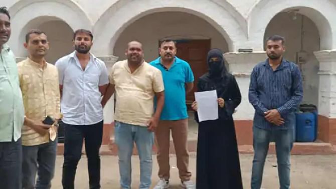 Love Jihad: ಹಿಂದೂ ಎಂದು ನಂಬಿಸಿ ಯುವತಿ ಜತೆ ಪ್ರೀತಿಯ ನಾಟಕ, ಮತಾಂತರ, ಅತ್ಯಾಚಾರ, ಮಾರಾಟ Love Jihad: ಹಿಂದೂ ಎಂದು ನಂಬಿಸಿ ಯುವತಿ ಜತೆ ಪ್ರೀತಿಯ ನಾಟಕ, ಮತಾಂತರ, ಅತ್ಯಾಚಾರ, ಮಾರಾಟ