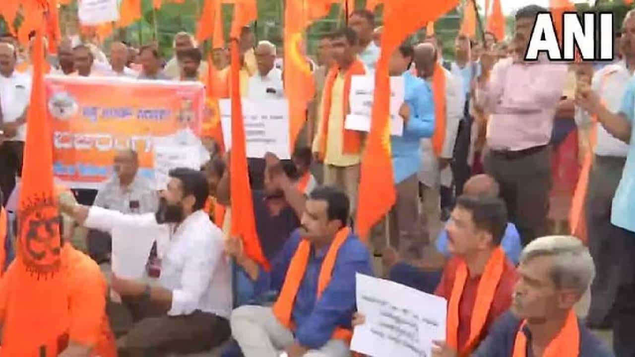 ಸಚಿವ ಸಂಪುಟ ಸಭೆಯ ನಿರ್ಧಾರಗಳನ್ನು ಖಂಡಿಸಿ ಹಿಂದೂ ಪರ ಸಂಘಟನೆಗಳ ಪ್ರತಿಭಟನೆ: ಸಿಎಂ, ಡಿಸಿಎಂ ವಿರುದ್ಧ ಆಕ್ರೋಶ ಸಚಿವ ಸಂಪುಟ ಸಭೆಯ ನಿರ್ಧಾರಗಳನ್ನು ಖಂಡಿಸಿ ಹಿಂದೂ ಪರ ಸಂಘಟನೆಗಳ ಪ್ರತಿಭಟನೆ: ಸಿಎಂ, ಡಿಸಿಎಂ ವಿರುದ್ಧ ಆಕ್ರೋಶ