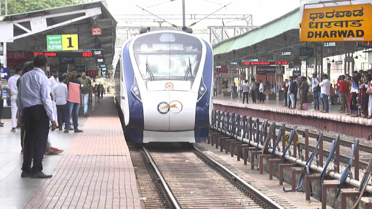 Vande Bharat Express: ಬೆಂಗಳೂರು-ಧಾರವಾಡ ನಡುವಿನ ವಂದೇ ಭಾರತ್ ಎಕ್ಸ್ಪ್ರೆಸ್ ರೈಲು ಪ್ರಯೋಗಾರ್ಥ ಸಂಚಾರ ಯಶಸ್ವಿ Vande Bharat Express: ಬೆಂಗಳೂರು-ಧಾರವಾಡ ನಡುವಿನ ವಂದೇ ಭಾರತ್ ಎಕ್ಸ್ಪ್ರೆಸ್ ರೈಲು ಪ್ರಯೋಗಾರ್ಥ ಸಂಚಾರ ಯಶಸ್ವಿ