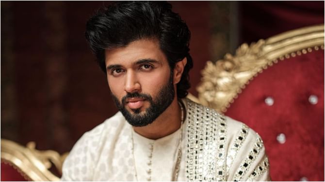 Vijay Devarakonda: ಏಕಕಾಲಕ್ಕೆ ಮೂರು ಸಿನಿಮಾಗಳಲ್ಲಿ ಬ್ಯುಸಿ ಆದ ಟಾಲಿವುಡ್ ನಟ ವಿಜಯ್ ದೇವರಕೊಂಡ Vijay Devarakonda: ಏಕಕಾಲಕ್ಕೆ ಮೂರು ಸಿನಿಮಾಗಳಲ್ಲಿ ಬ್ಯುಸಿ ಆದ ಟಾಲಿವುಡ್ ನಟ ವಿಜಯ್ ದೇವರಕೊಂಡ