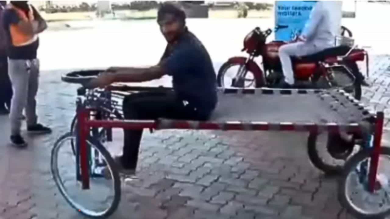 Viral Video: ಮಂಚವನ್ನು ಉಪಯೋಗಿಸಿಕೊಂಡು ಮೋಟಾರು ಗಾಡಿ ತಯಾರಿಸಿದ ವ್ಯಕ್ತಿ Viral Video: ಮಂಚವನ್ನು ಉಪಯೋಗಿಸಿಕೊಂಡು ಮೋಟಾರು ಗಾಡಿ ತಯಾರಿಸಿದ ವ್ಯಕ್ತಿ