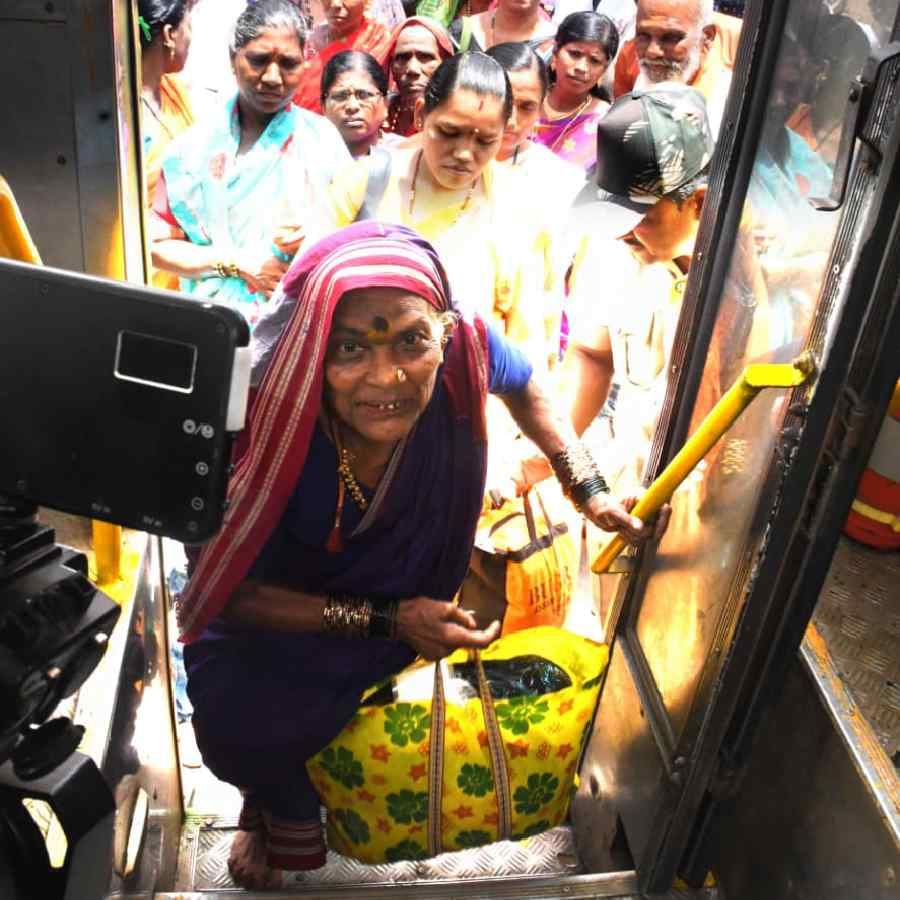 Shakti Scheme Grandmother enter the bus after saluting in Dharwad photo goes viral
