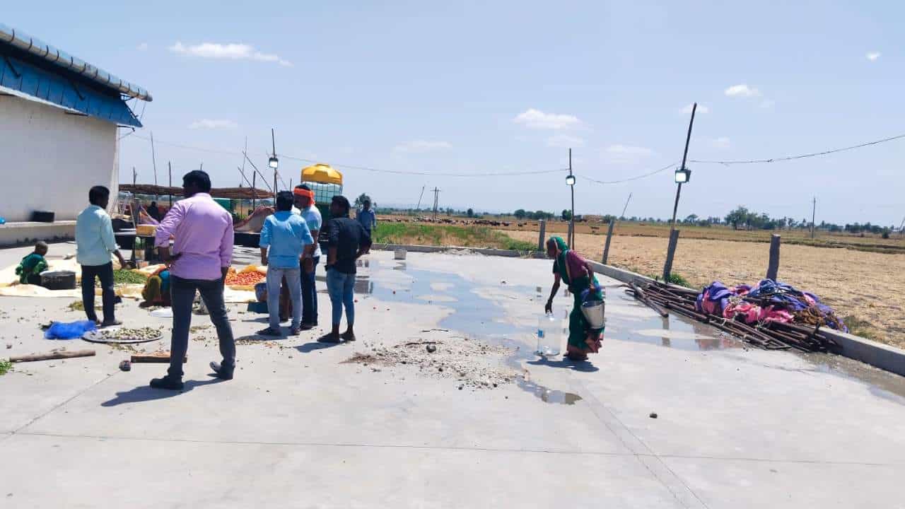 ಜೋರಾಗಿ ಗಾಳಿ ಬೀಸಿದ್ದರಿಂದ ಶಾಮಿಯಾನ ಹಾರಿಬಿದ್ದು ಮಹಿಳೆ ಸಾವು: ನಾಲ್ವರಿಗೆ ಗಾಯ ಜೋರಾಗಿ ಗಾಳಿ ಬೀಸಿದ್ದರಿಂದ ಶಾಮಿಯಾನ ಹಾರಿಬಿದ್ದು ಮಹಿಳೆ ಸಾವು: ನಾಲ್ವರಿಗೆ ಗಾಯ