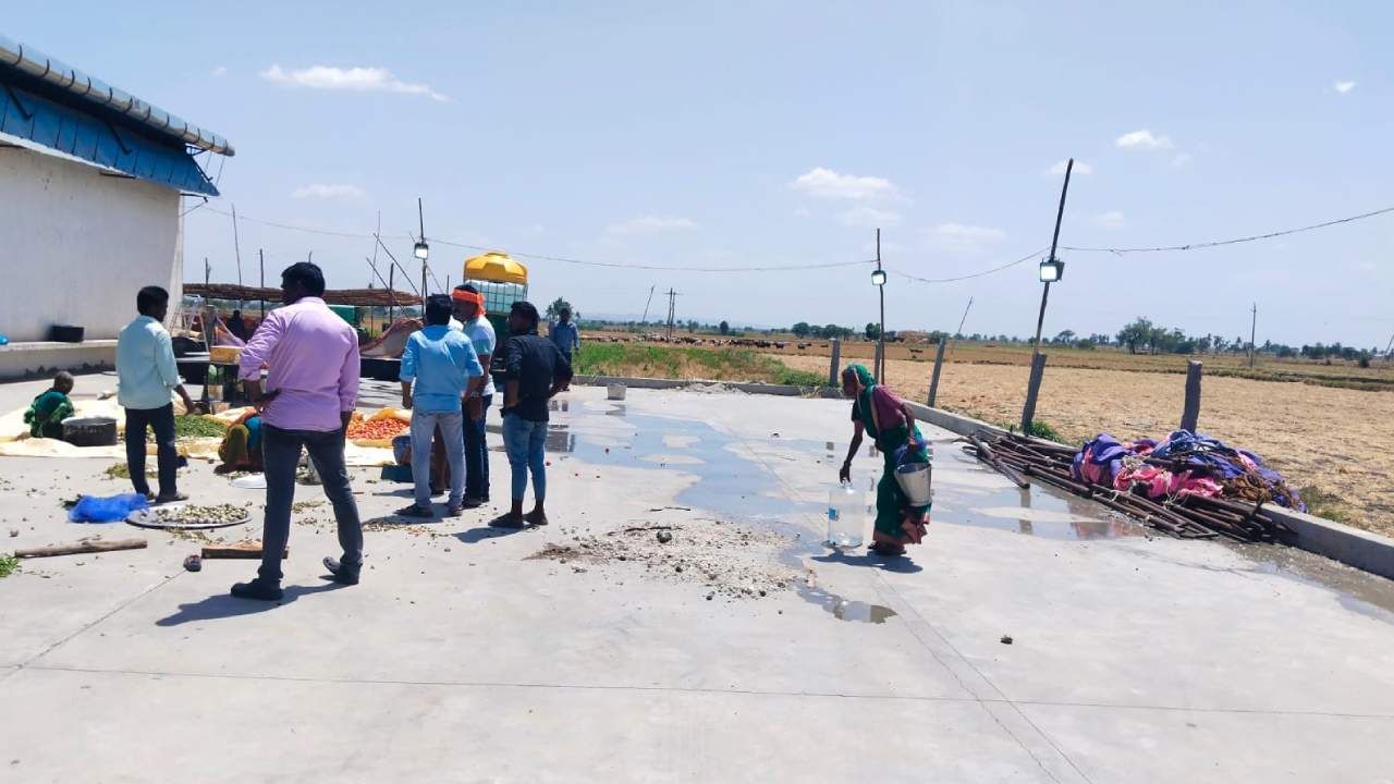 ಜೋರಾಗಿ ಗಾಳಿ ಬೀಸಿದ್ದರಿಂದ ಶಾಮಿಯಾನ ಹಾರಿಬಿದ್ದು ಮಹಿಳೆ ಸಾವು: ನಾಲ್ವರಿಗೆ ಗಾಯ