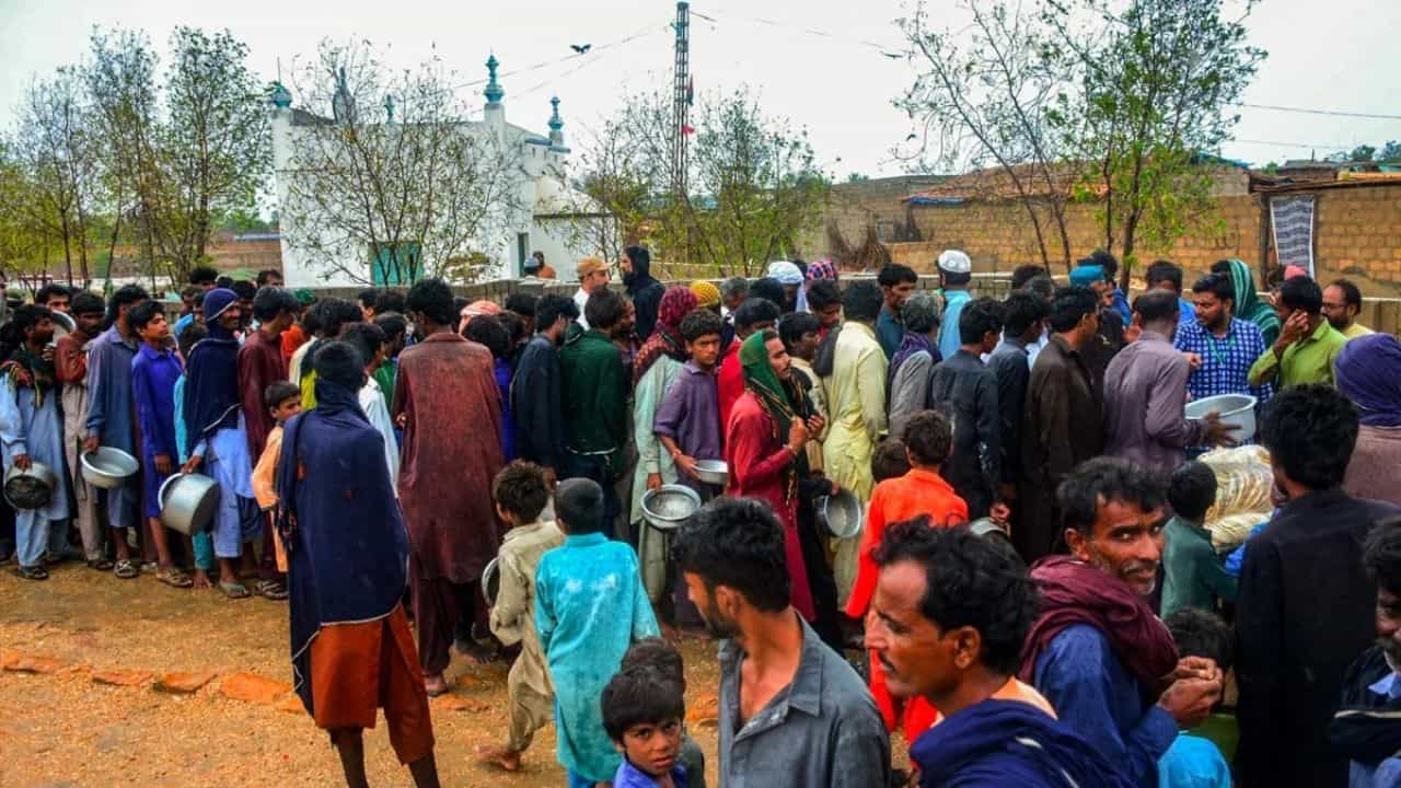 Cyclone Biparjoy; 80,000 ಜನರನ್ನು ಸ್ಥಳಾಂತರಿಸಲು ಮುಂದಾದ ಪಾಕಿಸ್ತಾನ Cyclone Biparjoy; 80,000 ಜನರನ್ನು ಸ್ಥಳಾಂತರಿಸಲು ಮುಂದಾದ ಪಾಕಿಸ್ತಾನ