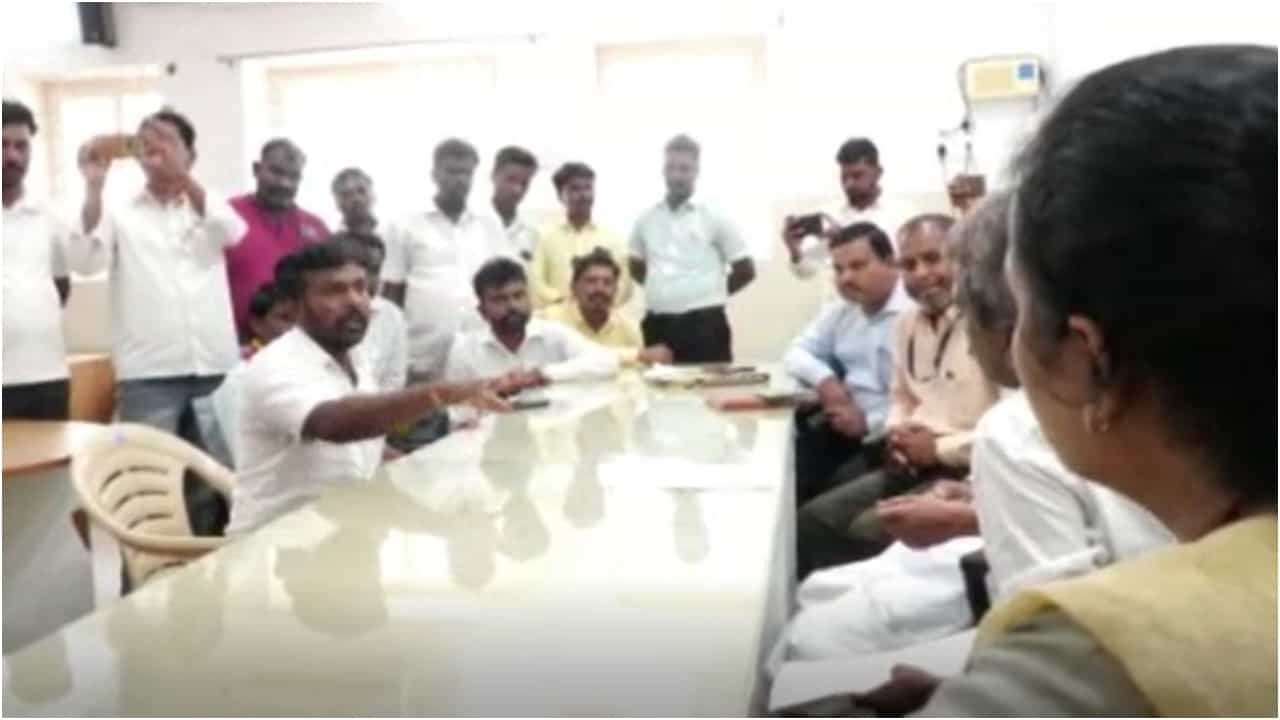 Ydgir News: ಹೆರಿಗೆಗೆಂದು ಆಸ್ಪತ್ರೆಗೆ ಬಂದಿದ್ದ ಗರ್ಭಿಣಿಗೆ ಸಿಗದ ಅಗತ್ಯ ಚಿಕಿತ್ಸೆ, ಹೊಟ್ಟೆಯಲ್ಲಿಯೇ ಶಿಶು ಸಾವು Ydgir News: ಹೆರಿಗೆಗೆಂದು ಆಸ್ಪತ್ರೆಗೆ ಬಂದಿದ್ದ ಗರ್ಭಿಣಿಗೆ ಸಿಗದ ಅಗತ್ಯ ಚಿಕಿತ್ಸೆ, ಹೊಟ್ಟೆಯಲ್ಲಿಯೇ ಶಿಶು ಸಾವು