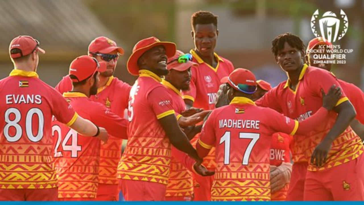 ಜೂನ್ 29 ರಿಂದ ಆರಂಭವಾಗಿರುವ ಐಸಿಸಿ ವಿಶ್ವಕಪ್ ಕ್ವಾಲಿಫೈಯರ್ 2023 ರ ಸೂಪರ್ ಸಿಕ್ಸ್ ಸುತ್ತಿನ ಮೊದಲ ಪಂದ್ಯದಲ್ಲಿ ಒಮಾನ್ ವಿರುದ್ಧ 14 ರನ್ಗಳ ರೋಚಕ ಗೆಲುವು ದಾಖಲಿಸಿದ ಜಿಂಬಾಬ್ವೆ ವಿಶ್ವಕಪ್ಗೆ ತನ್ನ ಸ್ಥಾನವನ್ನು ಖಚಿತಪಡಿಸಿಕೊಳ್ಳುವ ಸನಿಹದಲ್ಲಿದೆ.