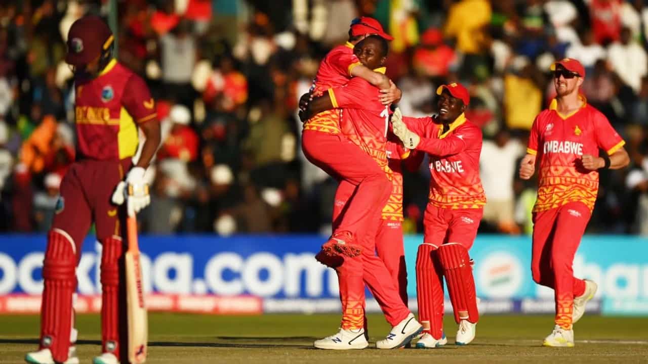 ICC World Cup Qualifiers 2023: ಹರಾರೆಯಲ್ಲಿ ನಡೆಯುತ್ತಿರುವ ಏಕದಿನ ವಿಶ್ವಕಪ್ ಅರ್ಹತಾ ಸುತ್ತಿನ ಪಂದ್ಯದಲ್ಲಿ ಬಲಿಷ್ಠ ವೆಸ್ಟ್ ಇಂಡೀಸ್ ವಿರುದ್ಧ ಝಿಂಬಾಬ್ವೆ ತಂಡ ಭರ್ಜರಿ ಜಯ ಸಾಧಿಸಿದೆ. ಈ ಪಂದ್ಯದಲ್ಲಿ ಟಾಸ್ ಗೆದ್ದ ವೆಸ್ಟ್ ಇಂಡೀಸ್ ತಂಡದ ನಾಯಕ ಶಾಯ್ ಹೋಪ್ ಬೌಲಿಂಗ್ ಆಯ್ದುಕೊಂಡಿದ್ದರು.