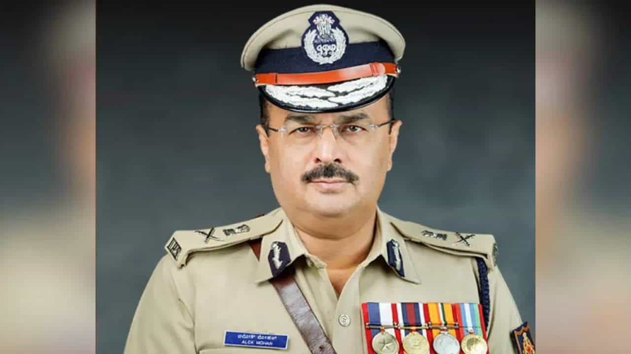 ಪ್ರತಿ ದಿನ 1 ಠಾಣೆಗೆ ಭೇಟಿ ನೀಡುವಂತೆ ಹಿರಿಯ ಅಧಿಕಾರಿಗಳಿಗೆ ಖಡಕ್ ಸೂಚನೆ ನೀಡಿದ ಡಿಜಿ & ಐಜಿಪಿ ಅಲೋಕ್ ಮೋಹನ್ ಪ್ರತಿ ದಿನ 1 ಠಾಣೆಗೆ ಭೇಟಿ ನೀಡುವಂತೆ ಹಿರಿಯ ಅಧಿಕಾರಿಗಳಿಗೆ ಖಡಕ್ ಸೂಚನೆ ನೀಡಿದ ಡಿಜಿ & ಐಜಿಪಿ ಅಲೋಕ್ ಮೋಹನ್