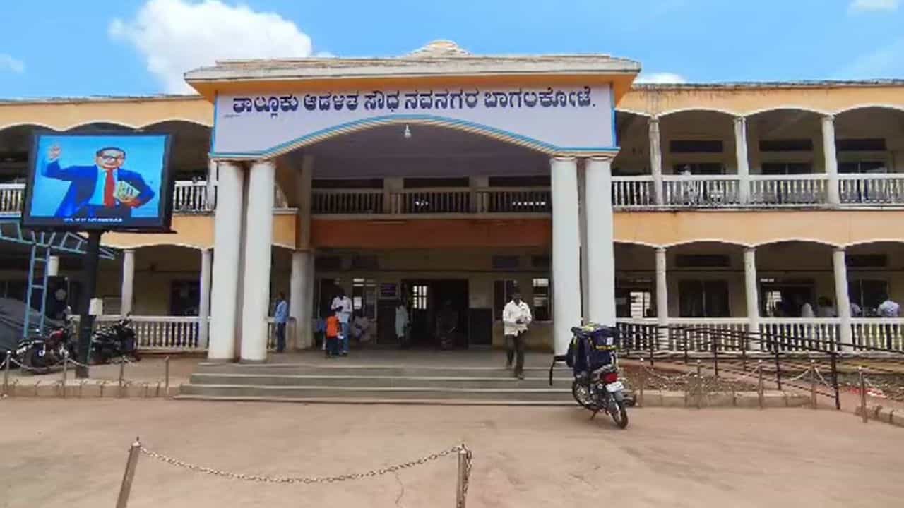 ಕುಡಚಿ ರೈಲು ಮಾರ್ಗಕ್ಕಾಗಿ ಭೂಸ್ವಾಧೀನ: ಪರಿಹಾರ ನೀಡದಿದ್ದಕ್ಕೆ ಎಸಿ ಕಚೇರಿಯ ಪಿಠೋಪಕರಣ ಜಪ್ತಿಗೆ ಕೋರ್ಟ್ ಆದೇಶ ಕುಡಚಿ ರೈಲು ಮಾರ್ಗಕ್ಕಾಗಿ ಭೂಸ್ವಾಧೀನ: ಪರಿಹಾರ ನೀಡದಿದ್ದಕ್ಕೆ ಎಸಿ ಕಚೇರಿಯ ಪಿಠೋಪಕರಣ ಜಪ್ತಿಗೆ ಕೋರ್ಟ್ ಆದೇಶ
