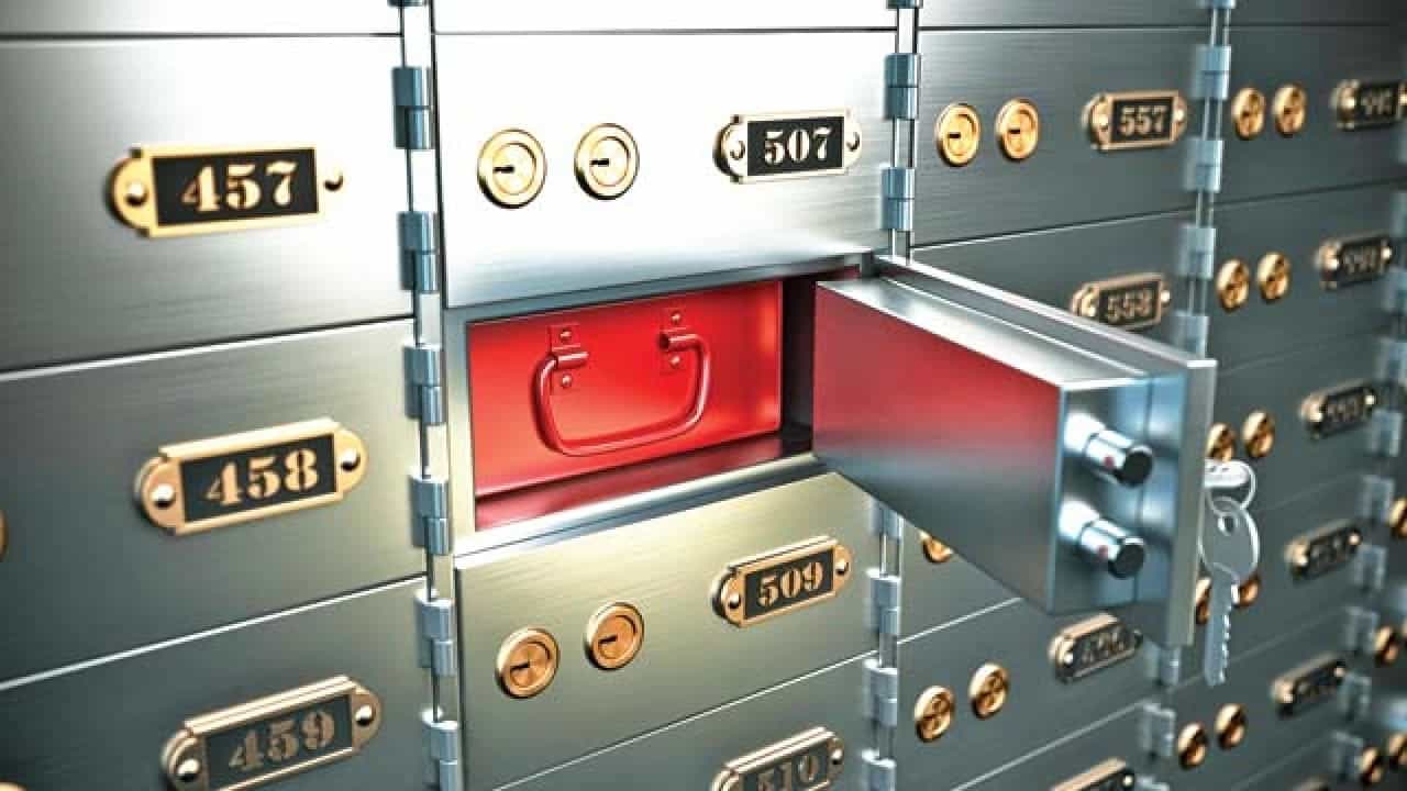 Locker Rules: ಬ್ಯಾಂಕ್ ಲಾಕರ್ ಹಾಳಾದರೆ ಯಾರು ಹೊಣೆ? ಆರ್ಬಿಐ ನಿಯಮಗಳು ಬದಲಾಗಿವೆ; ಒಪ್ಪಂದ ನವೀಕರಿಸುವ ಮುನ್ನ ತಿಳಿದಿರಿ, ಇಲ್ಲಿದೆ ಡೀಟೇಲ್ಸ್ Locker Rules: ಬ್ಯಾಂಕ್ ಲಾಕರ್ ಹಾಳಾದರೆ ಯಾರು ಹೊಣೆ? ಆರ್ಬಿಐ ನಿಯಮಗಳು ಬದಲಾಗಿವೆ; ಒಪ್ಪಂದ ನವೀಕರಿಸುವ ಮುನ್ನ ತಿಳಿದಿರಿ, ಇಲ್ಲಿದೆ ಡೀಟೇಲ್ಸ್