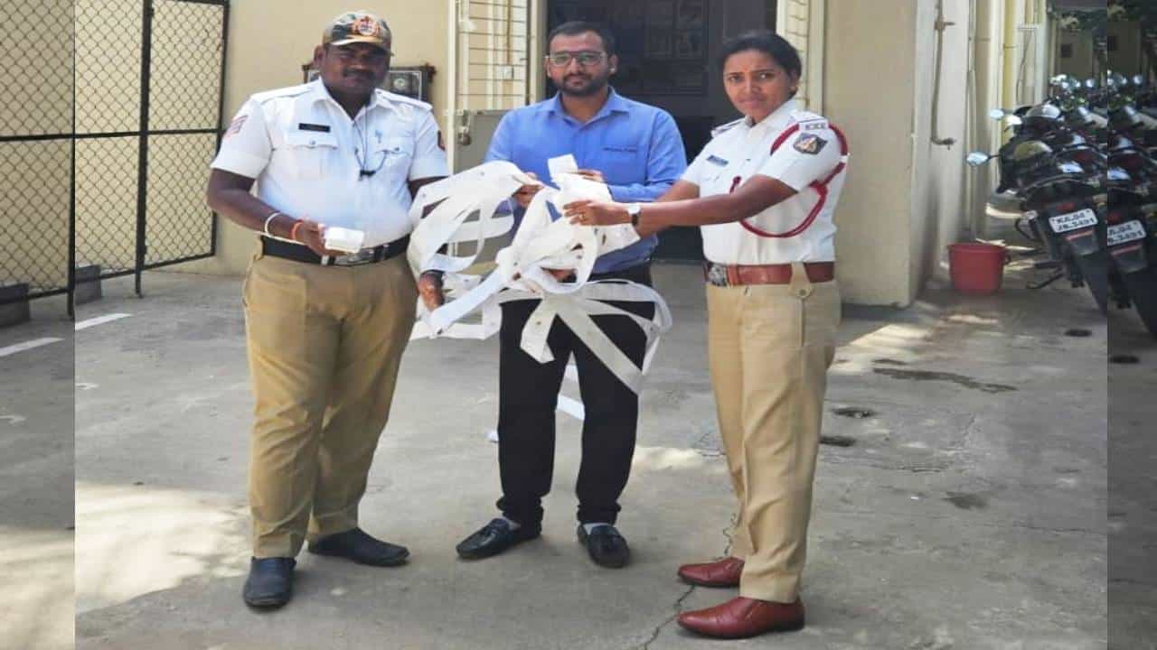 ಬೆಂಗಳೂರಿನಲ್ಲಿ ಯುರೋ ಕ್ಯಾಬ್ಸ್ ಸಂಸ್ಥೆಯಿಂದ ಟ್ರಾಫಿಕ್ ರೂಲ್ಸ್ ಬ್ರೇಕ್: 82 ಕ್ಯಾಬ್ಗಳಿಗೆ 1.16 ರೂ. ಲಕ್ಷ ರೂ. ದಂಡ ಬೆಂಗಳೂರಿನಲ್ಲಿ ಯುರೋ ಕ್ಯಾಬ್ಸ್ ಸಂಸ್ಥೆಯಿಂದ ಟ್ರಾಫಿಕ್ ರೂಲ್ಸ್ ಬ್ರೇಕ್: 82 ಕ್ಯಾಬ್ಗಳಿಗೆ 1.16 ರೂ. ಲಕ್ಷ ರೂ. ದಂಡ