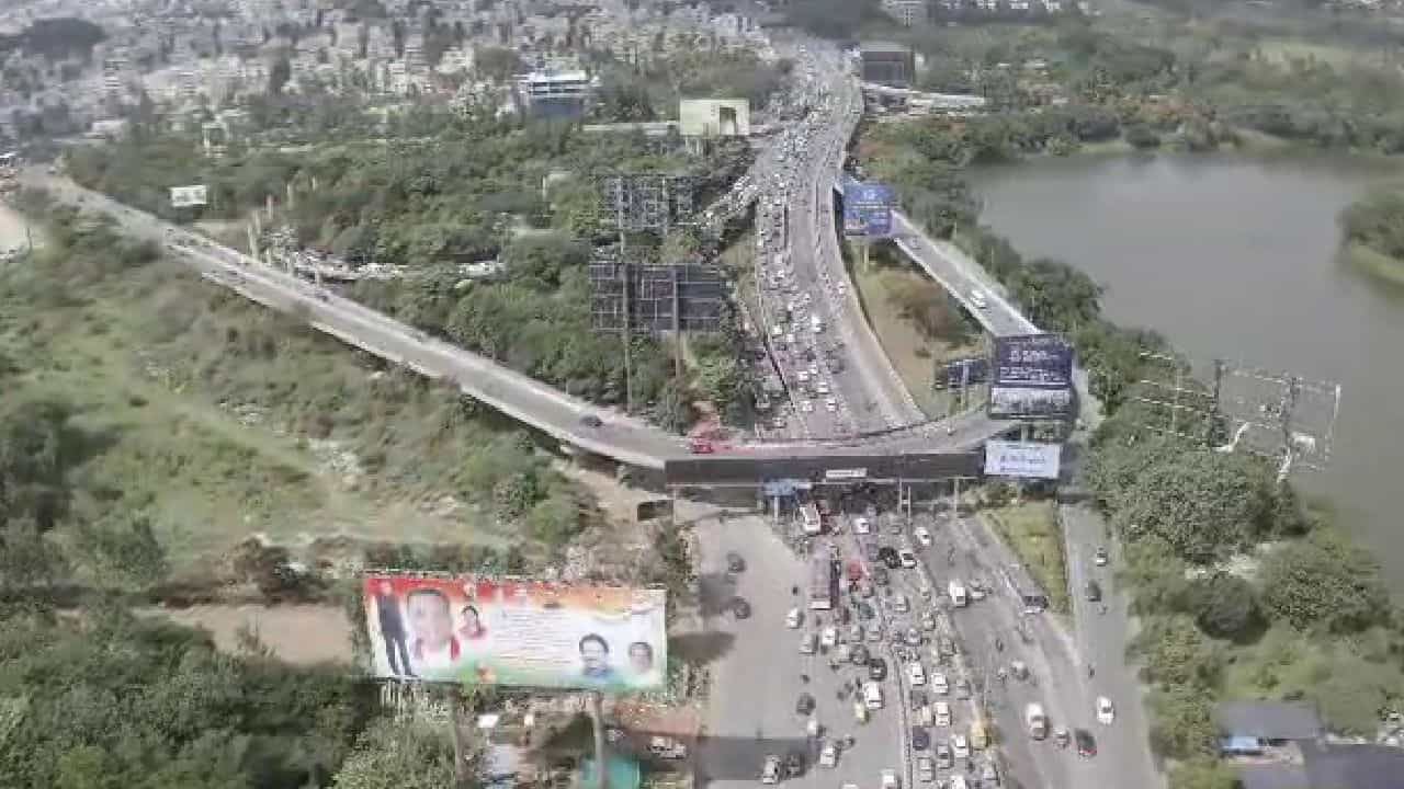 ಬೆಂಗಳೂರಿನ ಟ್ರಾಫಿಕ್ ಸಮಸ್ಯೆ ನಿರ್ವಾಹಣೆಗೆ ಮಹತ್ವದ ಹೆಜ್ಜೆ; ಇಂದಿನಿಂದ ಆಕಾಶದಲ್ಲಿ ಹಾರಾಡಲಿವೆ ಡ್ರೋನ್ಗಳು ಬೆಂಗಳೂರಿನ ಟ್ರಾಫಿಕ್ ಸಮಸ್ಯೆ ನಿರ್ವಾಹಣೆಗೆ ಮಹತ್ವದ ಹೆಜ್ಜೆ; ಇಂದಿನಿಂದ ಆಕಾಶದಲ್ಲಿ ಹಾರಾಡಲಿವೆ ಡ್ರೋನ್ಗಳು