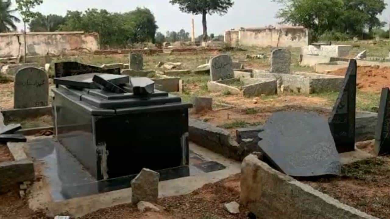 Tumakuru News: ದುಷ್ಕರ್ಮಿಗಳಿಂದ ಕುರುಬ ಸಮಾಜದ ಪೂರ್ವಜರ ಸಮಾಧಿ ಧ್ವಂಸ; ಪೊಲೀಸ್ ಬೀಗಿ ಭದ್ರತೆ Tumakuru News: ದುಷ್ಕರ್ಮಿಗಳಿಂದ ಕುರುಬ ಸಮಾಜದ ಪೂರ್ವಜರ ಸಮಾಧಿ ಧ್ವಂಸ; ಪೊಲೀಸ್ ಬೀಗಿ ಭದ್ರತೆ