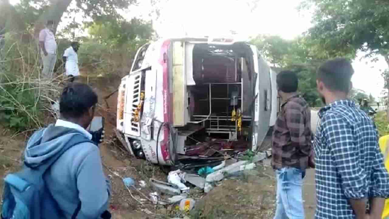 Accident: ಶ್ರೀ ಕ್ಷೇತ್ರ ಘಾಟಿ ಬಳಿ ವೃದ್ಧೆಗೆ ಡಿಕ್ಕಿ, ಚಾಲಕನ ನಿಯಂತ್ರಣ ತಪ್ಪಿ ಪಲ್ಟಿಯಾದ ಮದುವೆ ಬಸ್