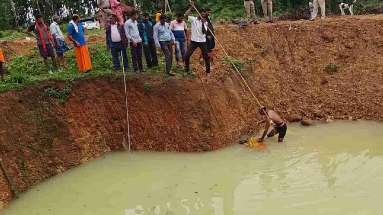 ದಂಪತಿ ಮಧ್ಯೆ ಕಲಹ: ನೀರಿನ ಹೊಂಡಕ್ಕೆ ಹಾರಿದ್ದ ಪತ್ನಿ ರಕ್ಷಿಸಲು ಹೋಗಿ ಪತಿಯೂ ಸಾವು, ಮಕ್ಕಳು ಅನಾಥ