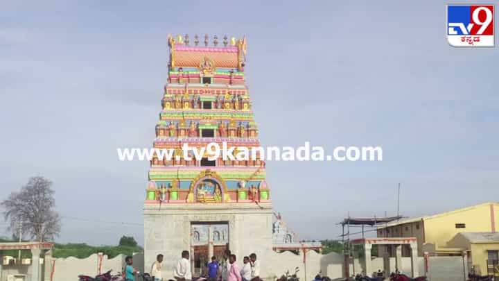 ಚಿತ್ರದುರ್ಗದ ಲಕ್ಷ್ಮೀ ರಂಗನಾಥ ಸ್ವಾಮಿ ದೇವಾಲಯದಲ್ಲಿ ಕಿರೀಟ, ಬೆಳ್ಳಿ ಕುದುರೆ ಸೇರಿ ಲಕ್ಷಾಂತರ ಬೆಲೆ ಬಾಳುವ ಆಭರಣ ಕಳವು ಚಿತ್ರದುರ್ಗದ ಲಕ್ಷ್ಮೀ ರಂಗನಾಥ ಸ್ವಾಮಿ ದೇವಾಲಯದಲ್ಲಿ ಕಿರೀಟ, ಬೆಳ್ಳಿ ಕುದುರೆ ಸೇರಿ ಲಕ್ಷಾಂತರ ಬೆಲೆ ಬಾಳುವ ಆಭರಣ ಕಳವು