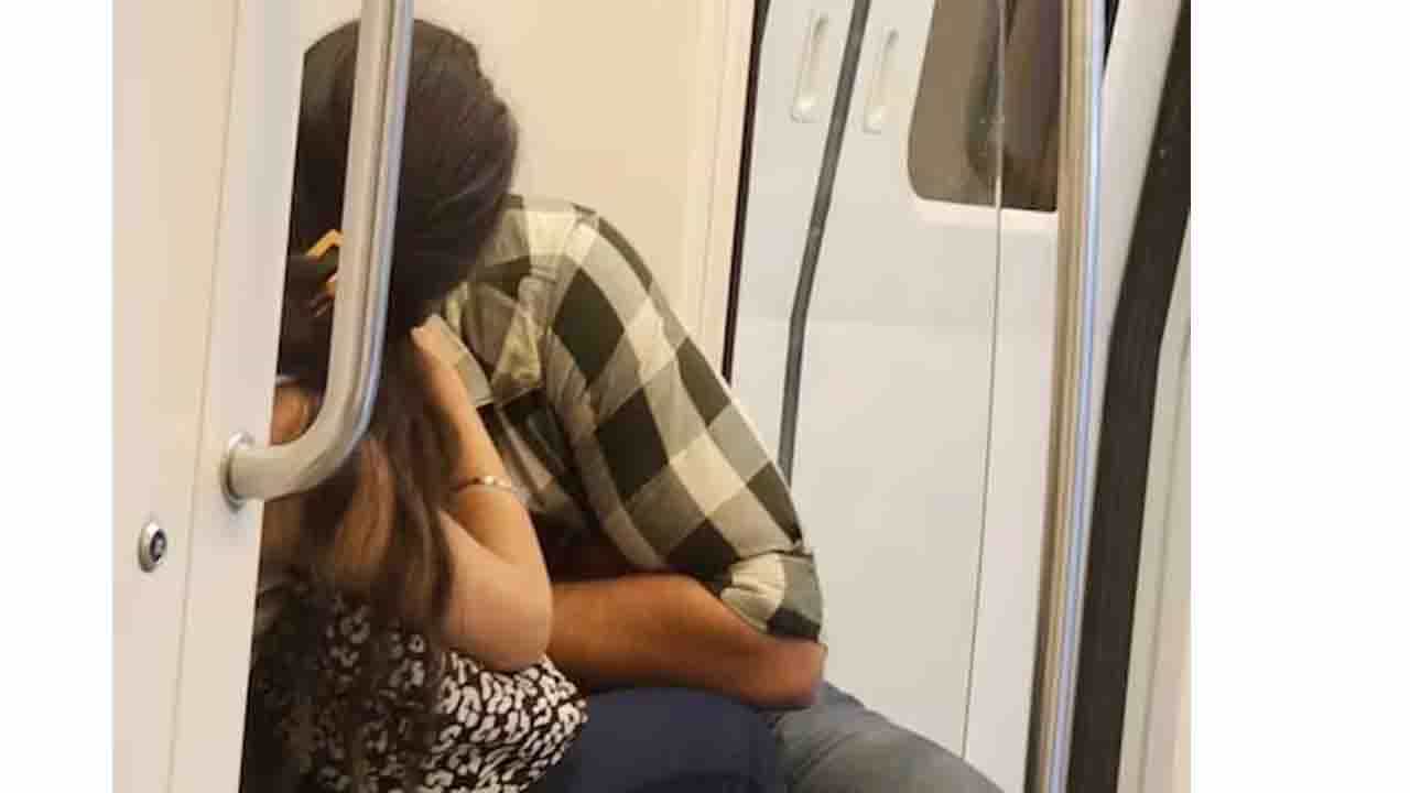 Viral: 'ಪ್ರೀತಿಗೆ ಜಯವಾಗಲಿ!' ದೆಹಲಿ ಮೆಟ್ರೋದ ಈ ಜೋಡಿಯನ್ನು ಹುರಿದುಂಬಿಸುತ್ತಿರುವ ನೆಟ್ಟಿಗರು Viral: 'ಪ್ರೀತಿಗೆ ಜಯವಾಗಲಿ!' ದೆಹಲಿ ಮೆಟ್ರೋದ ಈ ಜೋಡಿಯನ್ನು ಹುರಿದುಂಬಿಸುತ್ತಿರುವ ನೆಟ್ಟಿಗರು