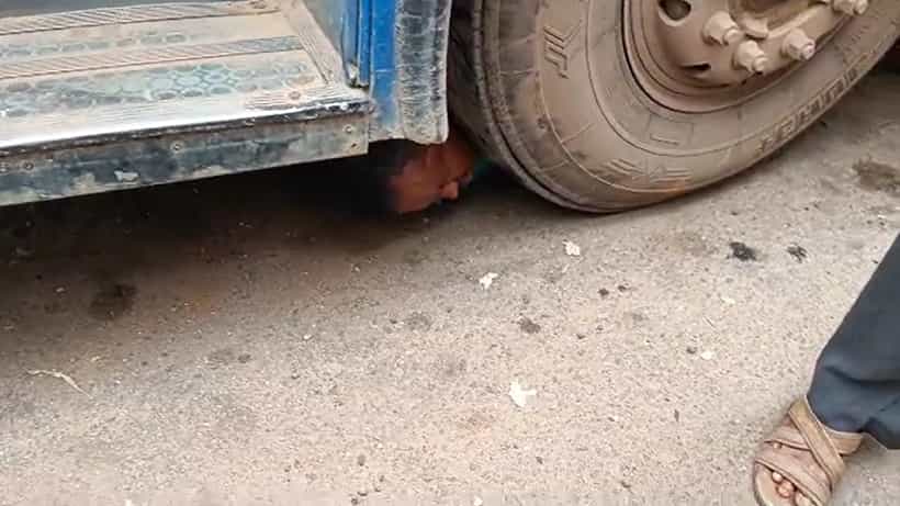 Bengaluru: ಟ್ರಿಪ್ಗೆ ಹೋದ ಪತ್ನಿ ಇನ್ನೂ ಬಂದಿಲ್ಲ, ಬಸ್ ಟೈರ್ ಕೆಳಗೆ ತಲೆಕೊಟ್ಟು ಕುಡುಕ ಪತಿ ಆಕ್ರಂದನ