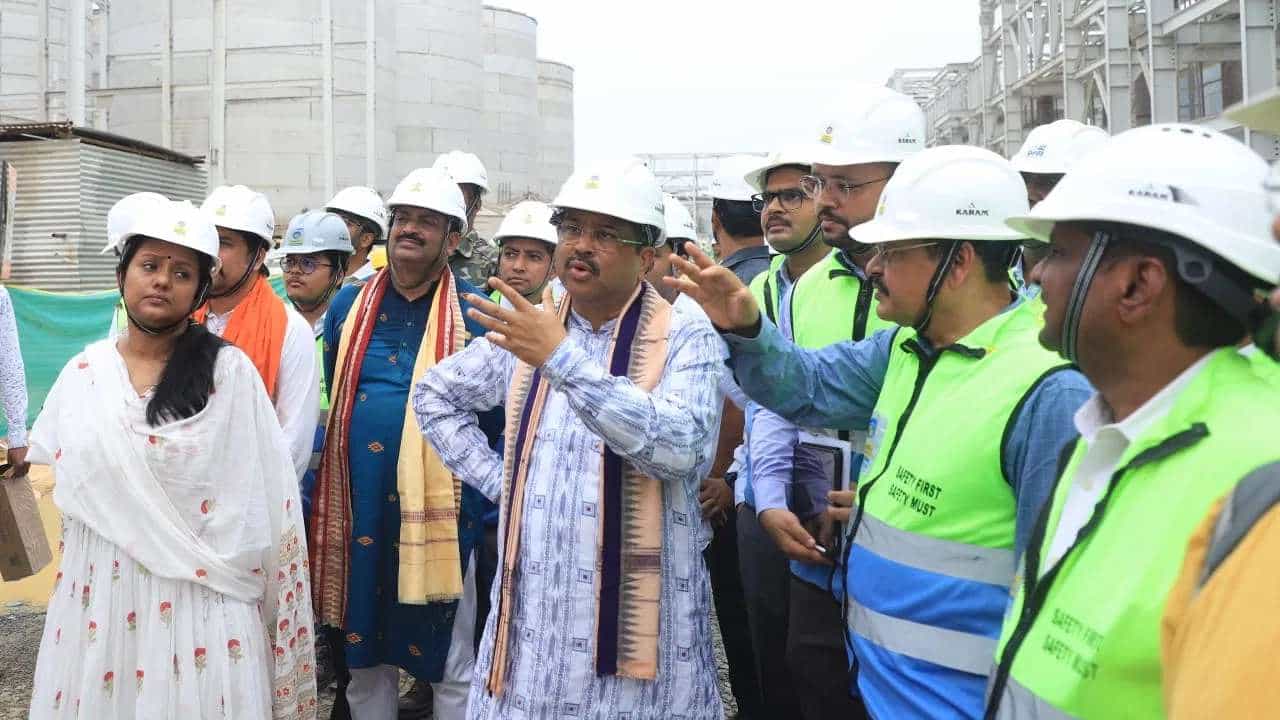 ನರೇಂದ್ರ ಮೋದಿ ನೇತೃತ್ವದ ಕೇಂದ್ರ ಸರ್ಕಾರದ 9 ವರ್ಷದ ಆಡಳಿತದ ಯಶಸ್ಸಿನ ಆಚರಣೆಯ ಭಾಗವಾಗಿ ವಿಕಾಸತೀರ್ಥ ಯಾತ್ರೆ ನಡೆಯುತ್ತಿದ್ದು, ಈ ನಿಟ್ಟಿನಲ್ಲಿ ಕೇಂದ್ರ ಸಚಿವ ಧರ್ಮೇಂದ್ರ ಪ್ರಧಾನ್ ಅವರು ಒಡಿಶಾದ ಬಾರಗಡ್ ಜಿಲ್ಲೆಯಲ್ಲಿರುವ ಬಿಪಿಸಿಎಲ್ನ 2ಜಿ ಎಥನಾಲ್ ಬಯೋರಿಫೈನರಿ ಘಟಕಕ್ಕೆ ಭೇಟಿ ನೀಡಿದರು.