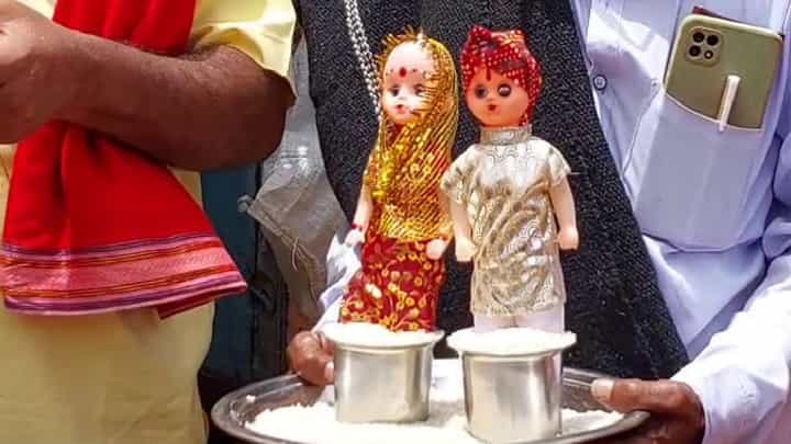 ಗದಗ: ವರುಣ ದೇವನನ್ನು ಮೆಚ್ಚಿಸಲು ಗೊಂಬೆಗಳ ಮದುವೆ; ಮಳೆಗಾಗಿ ರೈತರ ಪ್ರಾರ್ಥನೆ ಗದಗ: ವರುಣ ದೇವನನ್ನು ಮೆಚ್ಚಿಸಲು ಗೊಂಬೆಗಳ ಮದುವೆ; ಮಳೆಗಾಗಿ ರೈತರ ಪ್ರಾರ್ಥನೆ
