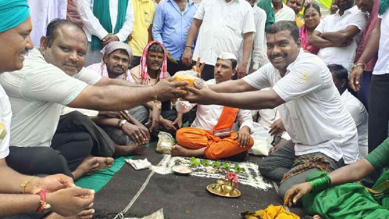 ಮದುವೆ ಸಮಾರಂಭದಲ್ಲಿ ನಡೆಸುವ ಹಂದರ ತಪ್ಪಲ ತರುವುದು, ಎದುರು ಭೇಟಿ, ಮದುಮಗಳನ್ನ ಕರೆತರುವುದು, ಸುರಿಗೆ ಸುತ್ತುವುದು ಸೇರಿದಂತೆ ಶಾಸ್ತ್ರೋಕ್ತವಾಗಿ, ಶುಭ ಲಗ್ನದಲ್ಲಿ ಮದುವೆ ಮಾಡಿ ಮಳೆಗಾಗಿ ಪ್ರಾರ್ಥನೆ ಮಾಡಿದರು.