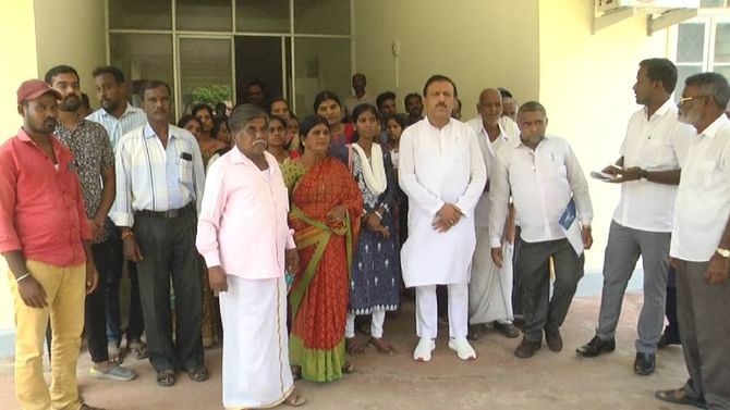 ಚಾಮರಾಜನಗರ ಆಕ್ಸಿಜನ್ ದುರಂತದಲ್ಲಿ 36 ಜನ ಸಾವು: ಸರ್ಕಾರಿ ನೌಕರಿ ನೀಡುವಂತೆ ಮೃತ ಕುಟುಂಬಸ್ಥರ ಮನವಿ ಚಾಮರಾಜನಗರ ಆಕ್ಸಿಜನ್ ದುರಂತದಲ್ಲಿ 36 ಜನ ಸಾವು: ಸರ್ಕಾರಿ ನೌಕರಿ ನೀಡುವಂತೆ ಮೃತ ಕುಟುಂಬಸ್ಥರ ಮನವಿ