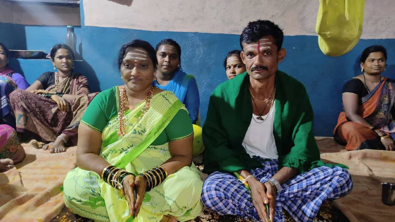 ಹುಬ್ಬಳ್ಳಿಯಲ್ಲೊಂದು ಅಪರೂಪದ ಮದುವೆ ನಡೆದಿದ್ದು, ವಿಶೇಷಚೇತನ ಮಹಿಳೆಯನ್ನು ರೈತನೊಬ್ಬ ಮದುವೆಯಾಗಿದ್ದಾರೆ.