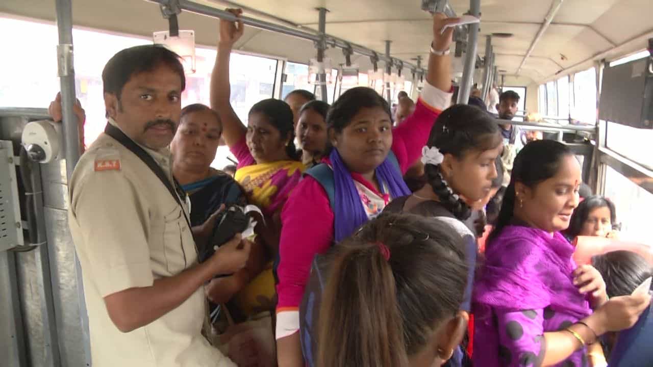 Shakti Scheme: ಉಚಿತ ಬಸ್ಗೆ ಮುಗಿಬಿದ್ದ ಮಹಿಳೆಯರು; ಸಂಕಷ್ಟದಲ್ಲಿ ಖಾಸಗಿ ಬಸ್ ಮಾಲೀಕರು Shakti Scheme: ಉಚಿತ ಬಸ್ಗೆ ಮುಗಿಬಿದ್ದ ಮಹಿಳೆಯರು; ಸಂಕಷ್ಟದಲ್ಲಿ ಖಾಸಗಿ ಬಸ್ ಮಾಲೀಕರು