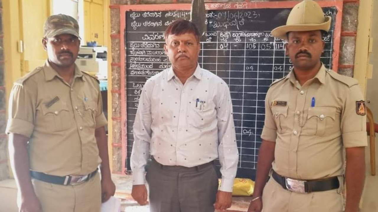 ಅಪ್ರಾಪ್ತೆಗೆ ಲೈಂಗಿಕ ಕಿರುಕುಳ: ಕ್ಷೇತ್ರ ಶಿಕ್ಷಣಾಧಿಕಾರಿಗೆ 5 ವರ್ಷ ಜೈಲು, 25 ಸಾವಿರ ರೂ. ದಂಡ ಅಪ್ರಾಪ್ತೆಗೆ ಲೈಂಗಿಕ ಕಿರುಕುಳ: ಕ್ಷೇತ್ರ ಶಿಕ್ಷಣಾಧಿಕಾರಿಗೆ 5 ವರ್ಷ ಜೈಲು, 25 ಸಾವಿರ ರೂ. ದಂಡ