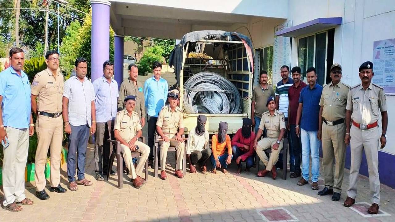 Gadag News: ಹಗಲು ಕೆಇಬಿಯಲ್ಲಿ ದಿನಗೂಲಿ ಕೆಲಸ; ರಾತ್ರಿ ರೈತರ ಜಮೀನುಗಳಲ್ಲಿ ವಿದ್ಯುತ್ ತಂತಿ ಕಳ್ಳತನ; ಮೂವರ ಬಂಧನ