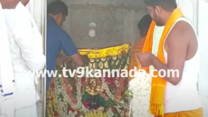 Ex MLA SV Ramachandra: ಉಚ್ಚಂಗೆಮ್ಮ ದೇವಿಗೆ ಚಿನ್ನದ ಮುಖವಾಡ ಅರ್ಪಿಸಿದ ಮಾಜಿ ಶಾಸಕ Ex MLA SV Ramachandra: ಉಚ್ಚಂಗೆಮ್ಮ ದೇವಿಗೆ ಚಿನ್ನದ ಮುಖವಾಡ ಅರ್ಪಿಸಿದ ಮಾಜಿ ಶಾಸಕ